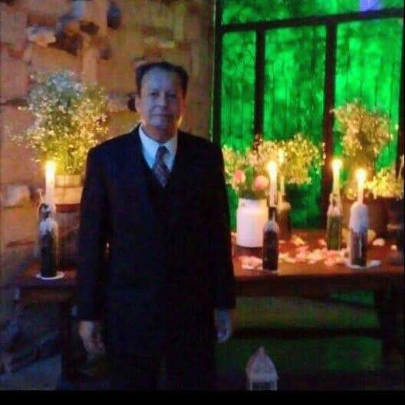 Profesor Jacome vestido con traje